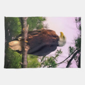 Reifender Adler aus Bald in Evergreen Tree Geschirrtuch (Horizontal)