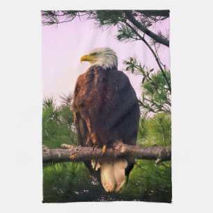 Reifender Adler aus Bald in Evergreen Tree Geschirrtuch