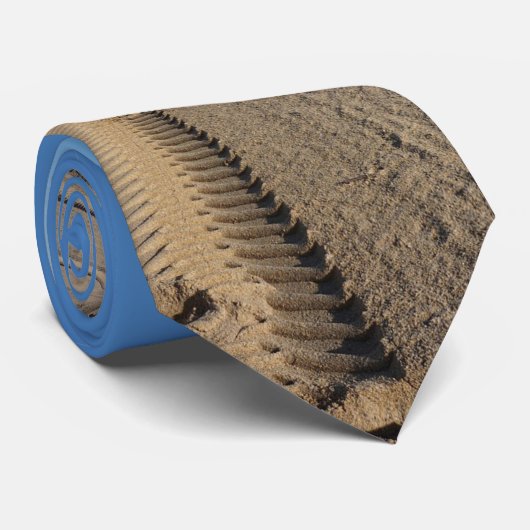 Reifenspuren am Strand Sand Blue Sky Necktie Krawatte (Gerollt)
