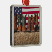 Reihe der Cowboystiefel auf Heuschober Silbernes Ornament (Rechts)