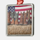 Reihe der Cowboystiefel auf Heuschober Silbernes Ornament (Links)