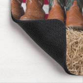 Reihe von Cowboystiefeln auf Heuhaufen Mousepad (Ecke)