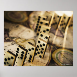 Reihe von Dominosteinen auf der alten Weltkarte 2 Poster