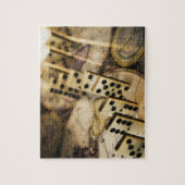 Reihe von Dominosteinen auf der alten Weltkarte 2 Puzzle (Vertikal)