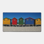 Reihe von farbenfrohen Strandhütten Schreibtischunterlage (Vorderseite)