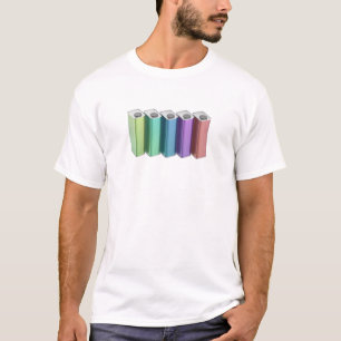 Reihe von fünf bunten quadratischen Blechdosen für T-Shirt