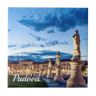 Reihe von illuminierten Statuen in Padova Fliese