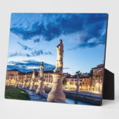 Reihe von illuminierten Statuen in Padova Fotoplatte (Seite)