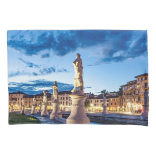 Reihe von illuminierten Statuen in Padova Kissenbezug