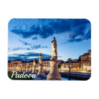 Reihe von illuminierten Statuen in Padova