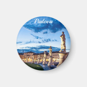 Reihe von illuminierten Statuen in Padova Magnet