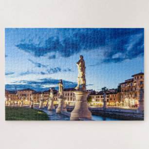 Reihe von illuminierten Statuen in Padova Puzzle