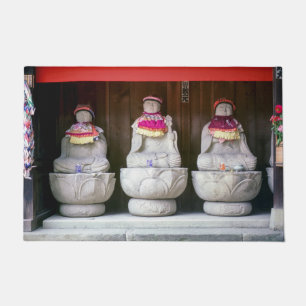 Reihe von Jizo-Mönchsstatuen mit Lätzchen und Hut Fußmatte