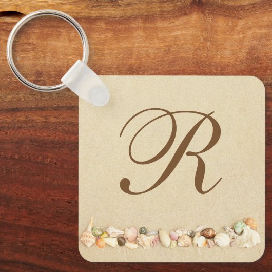 Reihe von Muscheln am Strand Sand mit Monogramm Schlüsselanhänger (Vorderseite)