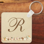 Reihe von Muscheln am Strand Sand mit Monogramm Schlüsselanhänger (Rückseite)