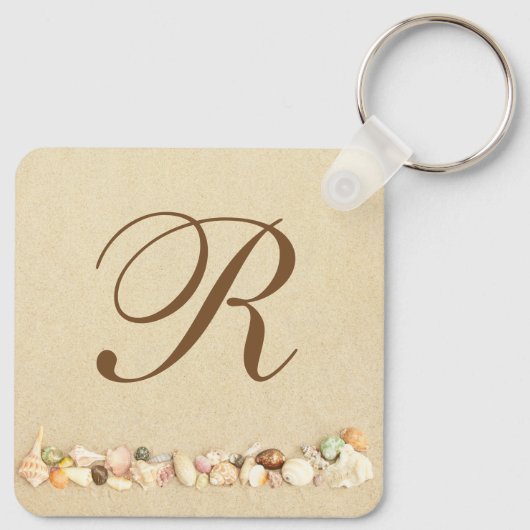Reihe von Muscheln am Strand Sand mit Monogramm Schlüsselanhänger (Rückseite)
