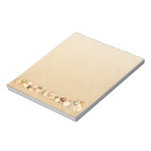 Reihe von Muscheln am Strand Sand Notizblock (Rotiert)