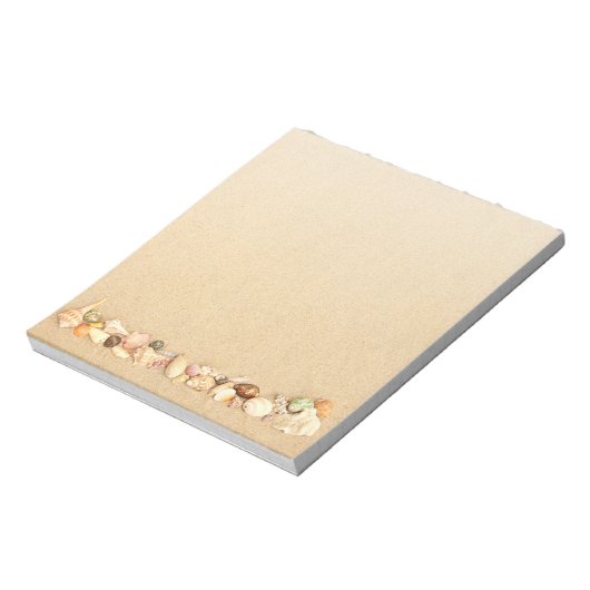 Reihe von Muscheln am Strand Sand Notizblock (Rotiert)