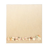 Reihe von Muscheln am Strand Sand Notizblock (Vorderseite)