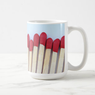 Reihe von Streichhölzern Kaffeetasse
