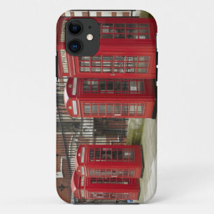 Reihe von Telefonzellen hinter dem Royal iPhone 11 Hülle