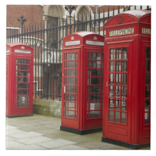 Reihe von Telefonzellen hinter dem Royal Fliese