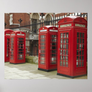 Reihe von Telefonzellen hinter dem Royal Poster