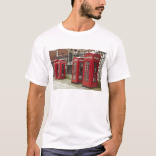 Reihe von Telefonzellen hinter dem Royal T-Shirt