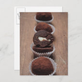 Reihe von Trüffeln aus Schokolade Postkarte (Vorne/Hinten)