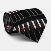 Reihe Weingläser mit Rotwein auf schwarz Krawatte (Gerollt)