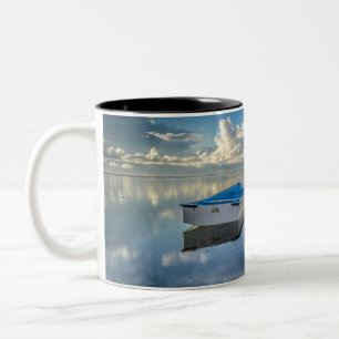Reihen-Boot auf dem Wasser Zweifarbige Tasse