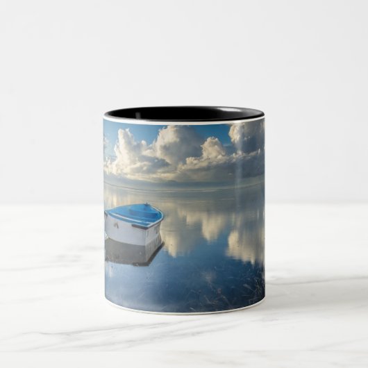Reihen-Boot auf dem Wasser Zweifarbige Tasse (Mittel)