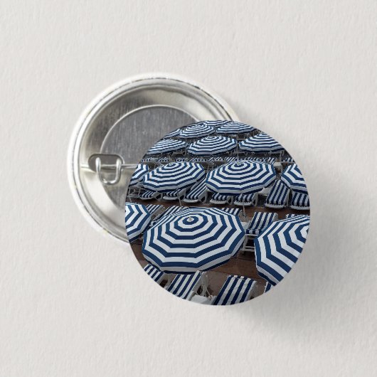 Reihen der gestreiften Strandschirme mit Button (Vorne & Hinten)