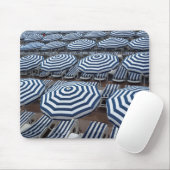 Reihen der gestreiften Strandschirme mit Mousepad (Mit Mouse)