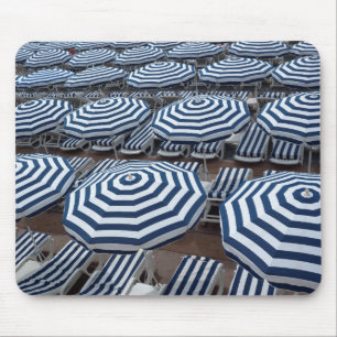 Reihen der gestreiften Strandschirme mit Mousepad