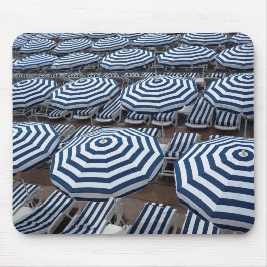 Reihen der gestreiften Strandschirme mit Mousepad (Vorne)