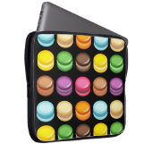 Reihen der Macaronen auf schwarz Laptopschutzhülle (Vorne Rechts)