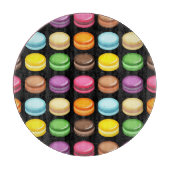 Reihen der Macaronen auf schwarz Schneidebrett (Vorderseite)