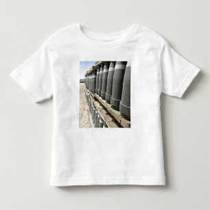 Reihen der Munition werden gestapelt und prepped Kleinkind T-shirt