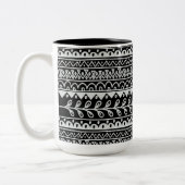 Reihen der schwarzen und weißen Doodle-Muster Zweifarbige Tasse (Links)