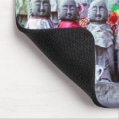 Reihen kleiner Jizo-Mönchsstatuen mit Bikes - Japa Mousepad (Ecke)