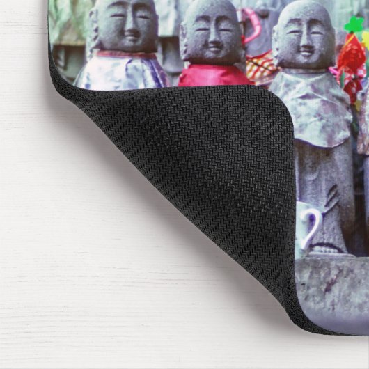 Reihen kleiner Jizo-Mönchsstatuen mit Bikes - Japa Mousepad (Ecke)