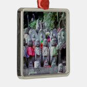 Reihen kleiner Jizo-Mönchsstatuen mit Bikes - Japa Ornament Aus Metall (Rechts)