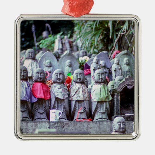 Reihen kleiner Jizo-Mönchsstatuen mit Bikes - Japa Ornament Aus Metall (Vorne)