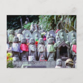 Reihen kleiner Jizo-Mönchsstatuen mit Bikes - Japa Postkarte (Vorderseite)
