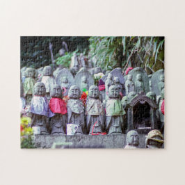Reihen kleiner Jizo-Mönchsstatuen mit Bikes - Japa Puzzle