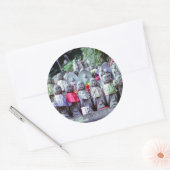 Reihen kleiner Jizo-Mönchsstatuen mit Bikes - Japa Runder Aufkleber (Umschlag)