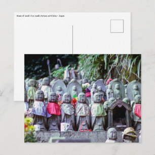 Reihen kleiner Jizo-Mönchstatuen mit Lätzchen - Ja Postkarte