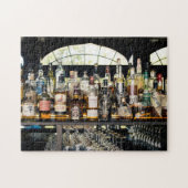 Reihen von Liquor-Flaschen in Bar Puzzle (Horizontal)