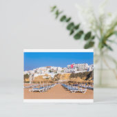 Reihen von Sonnenschirmen mit Gebäude.JPG Postkarte (Stehend Vorderseite)